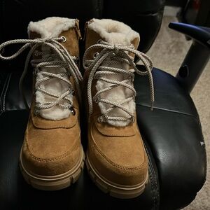 Kids size 3.5 wool trim, lace up beige boots with small heel